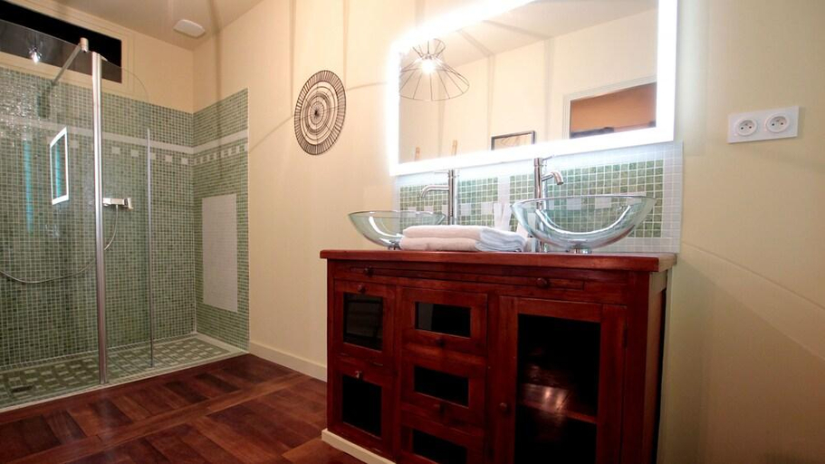 Bathroom 4, Manoir le Roure, Drôme
