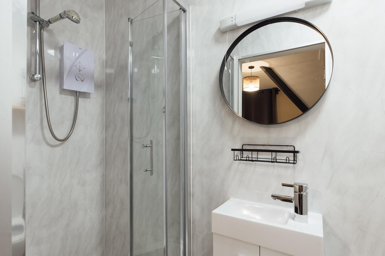Bathroom 2, The Dolphin Hotel & Restaurant, Pembrokeshire