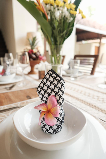Food & Drinks 5, UMA LIMA 5BR -7Min Beach Access & 10Min to CANGGU, Badung