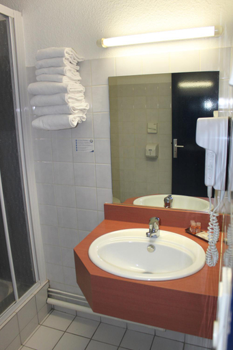 Bathroom 3, Kyriad Direct Rennes, Ille-et-Vilaine
