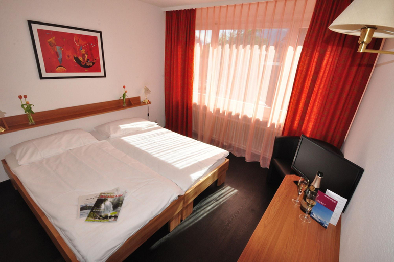 Bedroom 2, Hotel Merkur - West Station Lodge, Interlaken