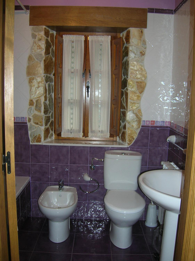 Bathroom 4, Las Casucas de Asón, Cantabria