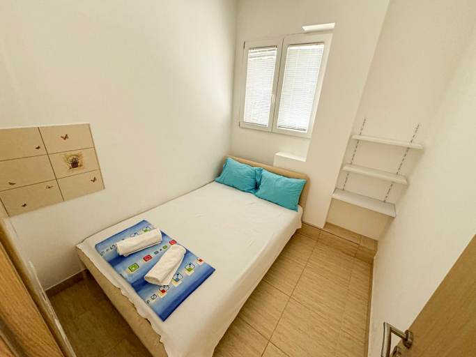 Others 4, Biser Apartmani