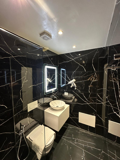Bathroom 3, IO's Apartments, Sarandës