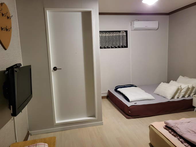 Bedroom 2, Ooljoo Sunny, Cabin Glamping, Miryang