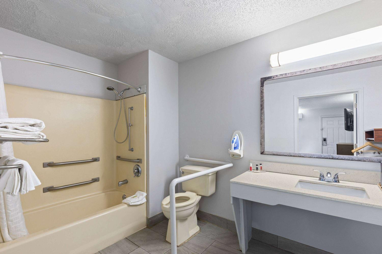 Bathroom 4, Baymont by Wyndham Selma, Dallas