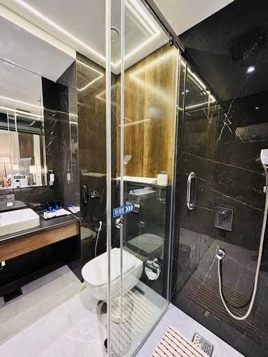 Bathroom 4, Fortune Ranjit Vihar, Amritsar - Member ITC Hotels' Group, Amritsar