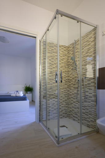 Shower 5, Rosa Barocca, Syracuse