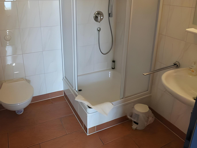 Bathroom 2, Hotel Bueraner Hof, Osnabrück