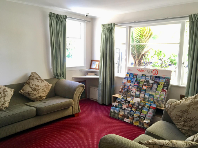 Public Area 2, Freemans Backpackers, Waitakere