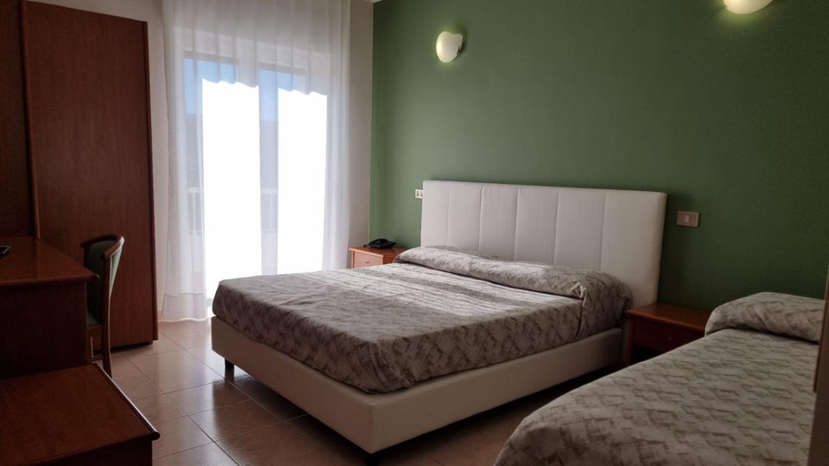 Bedroom 2, Easy Green Hotel, Foggia