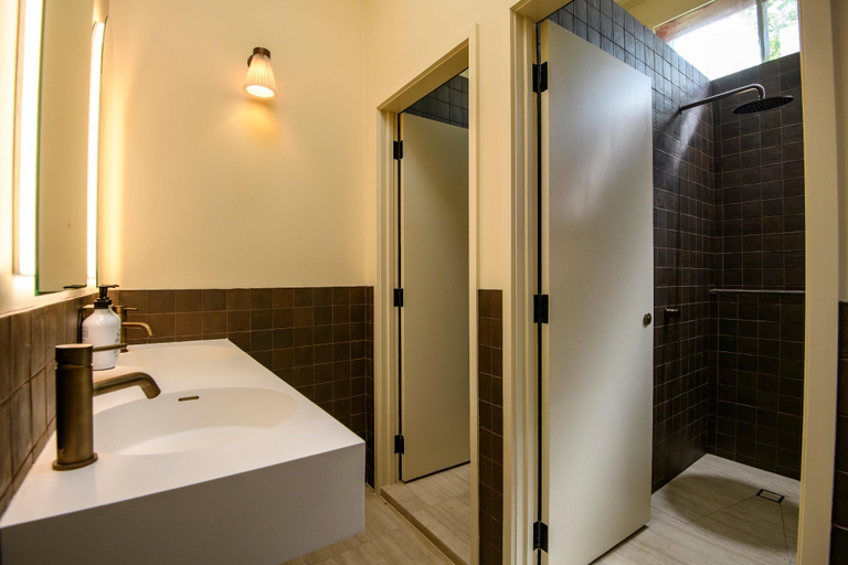 Bathroom 3, Daylesford Hotel, Hepburn - East