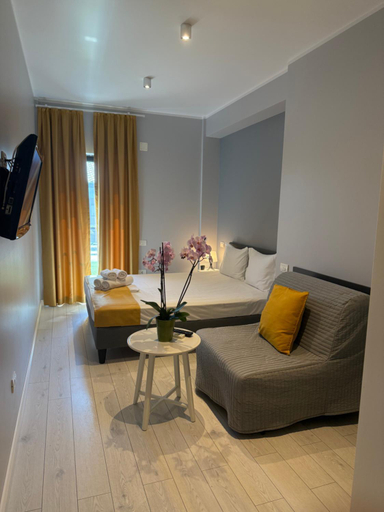 Others 5, CHG Boutique, Costinesti