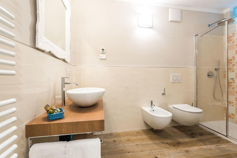 Bathroom 4, Villa Italia, Trento