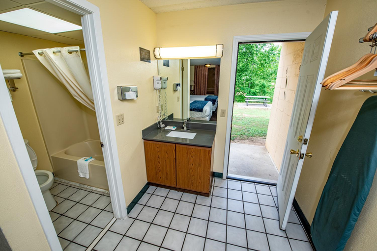 Bathroom 3, River Place Inn - Pigeon Forge, Sevier