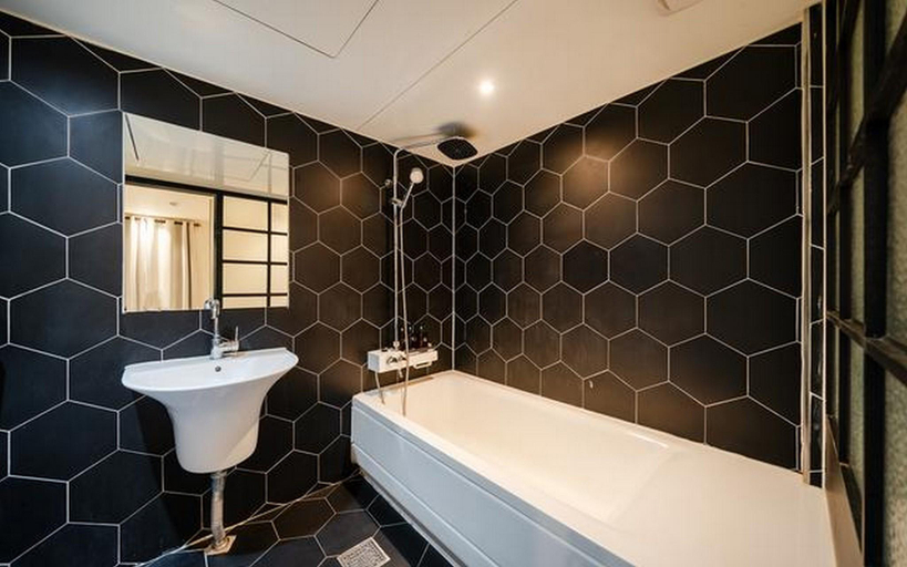 Bathroom 5, Suwon Marilyn, Suwon