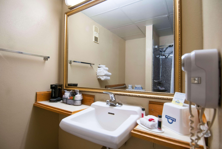 Bathroom 4, Days Inn by Wyndham Pauls Valley, Garvin