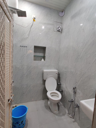 Bathroom 3, A ShivAngan Heritage Home Stay Near Ghat, Varanasi