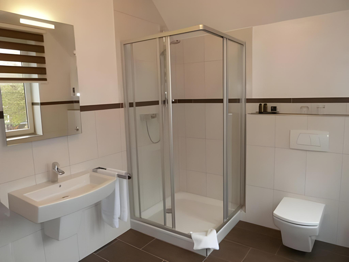 Bathroom 3, Hotel Zur Krone, Rhein-Kreis Neuss