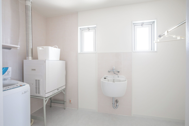 Bathroom, Shallows, Onna