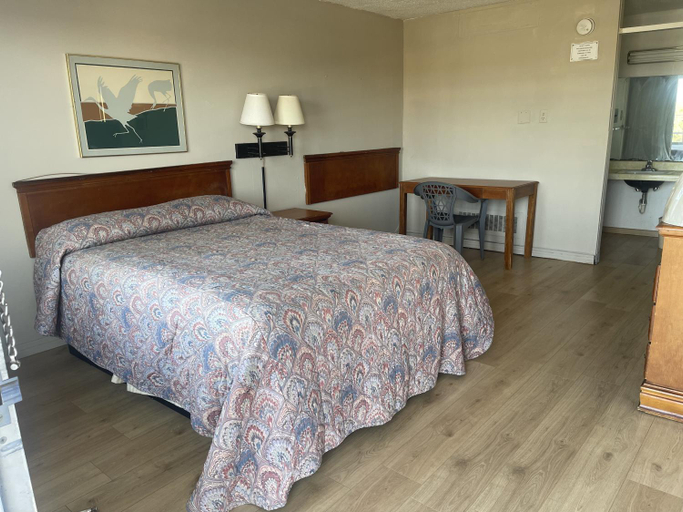 Bedroom 2, Tyler Inn & Suites, Smith