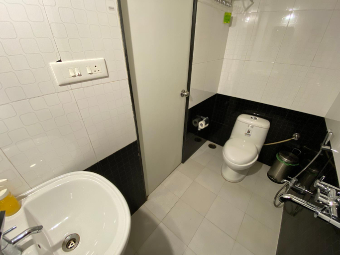Bathroom 5, WOWstops 2, Pune