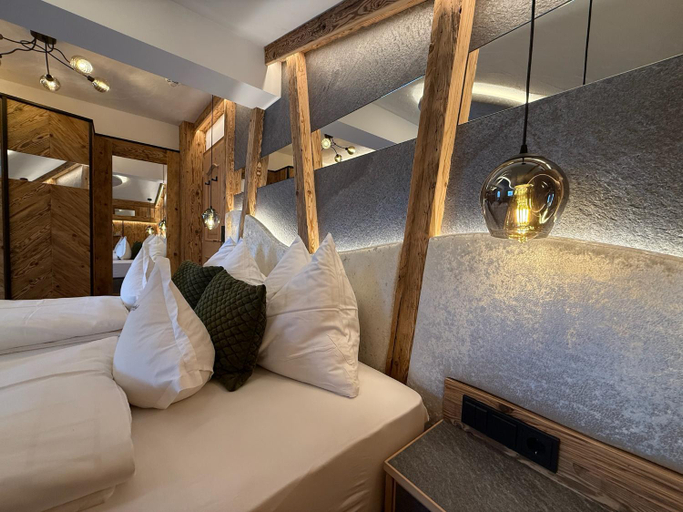 Bedroom 2, Oberlechtaler Hof Boutique Hotel, Reutte