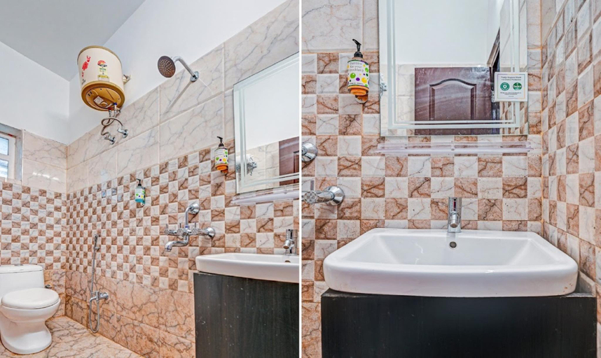 Bathroom, Goroomgo Effective Bollywood Hotels Bhubaneswar, Cuttack