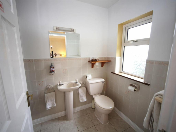 Bathroom 3, Launard House