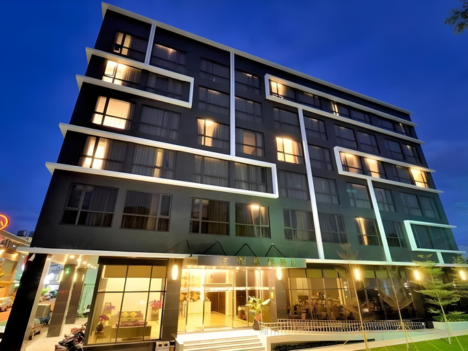 Exterior & Views