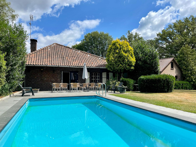 Sport & Beauty 2, Farmhouse in Sint Joost with Pool BBQ, Echt-Susteren