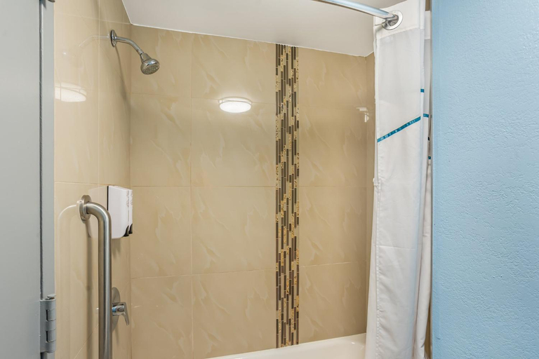 Bathroom 3, HomeTowne Studios by Red Roof Lancaster, Lancaster