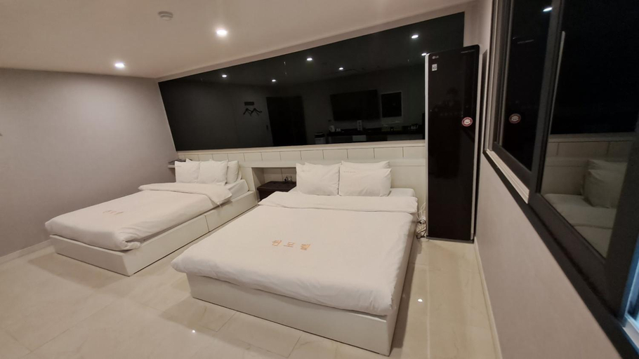 Bedroom 1, Queen Hotel, Muan