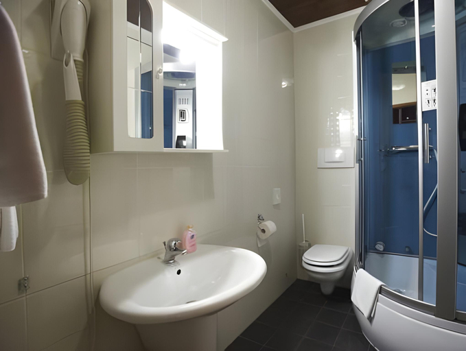 Bathroom 4, Hotel Tomi, Piran