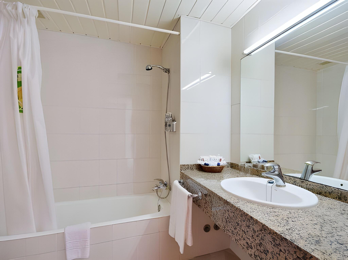 Bathroom 4, azuLine Hotel Bahamas y Bahamas II, Baleares