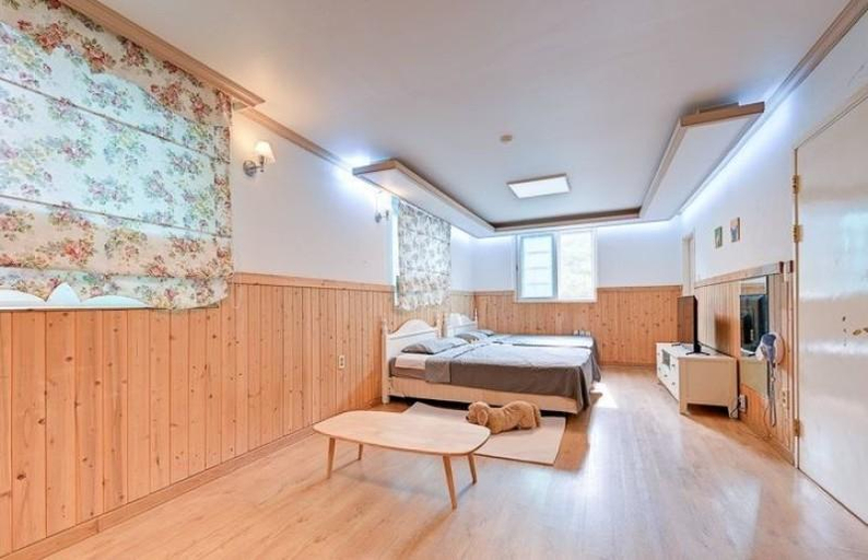 Bedroom 2, Goodstay At Sobaeksan Pension, Danyang