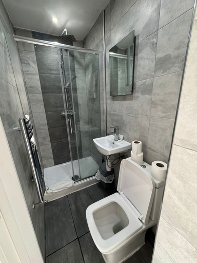 Bathroom 5, Golders Park Hotel, London
