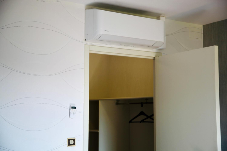 Bedroom 2, Cit'Hotel Du Circuit, Nièvre