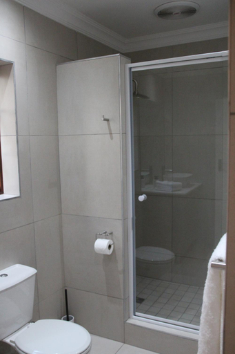 Bathroom 4, MontMartre Chalets & Venue, Cape Winelands
