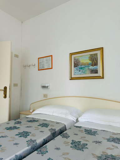 Bedroom 3, Hotel Erika, Rimini