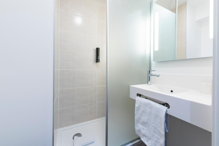 Bathroom 4, B&B HOTEL Nice Aeroport Arenas, Alpes-Maritimes
