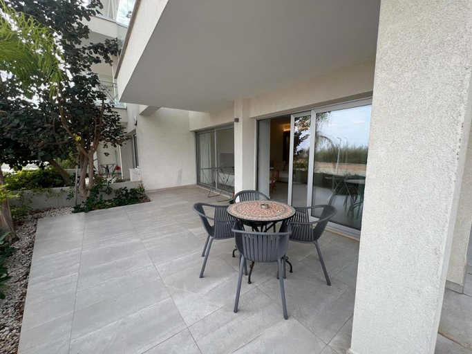 Others 5, Emerald Suites