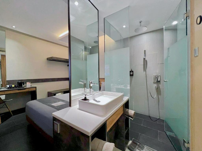 Bathroom 5, Erian Hotel, Central Jakarta