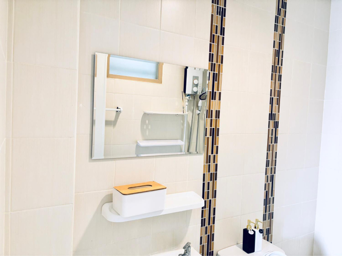 Bathroom 3, The Sunset Bangsaen Hotel, Muang Chon Buri