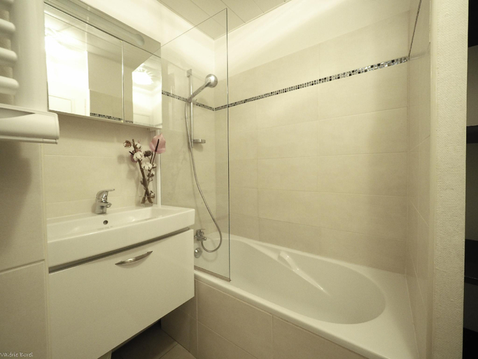 Bathroom 2, Résidence Graziella Studio 101, Alpes-Maritimes