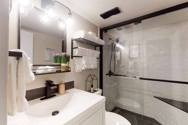 Bathroom, West Lake Lodge 309, Summit
