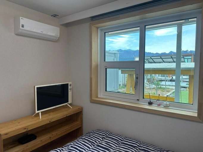 Bedroom 2, Sokcho Ulsanbawi Bed and Breakfast, Goseong