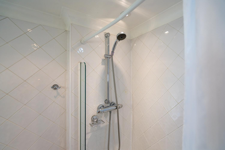 Bathroom 3, Avon Causeway Hotel, Dorset