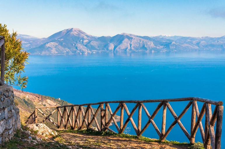 Others 5, casa vacanze Libeccio parcheggio privato, Salerno