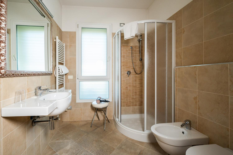 Bathroom 4, Hotel Diana, Ravenna